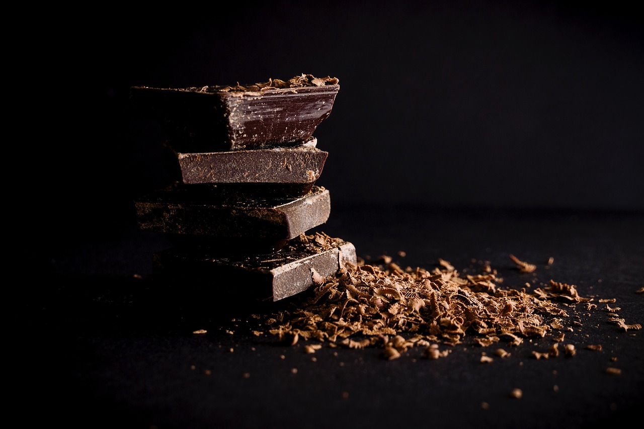 Ciocolata neagra ingrasa sau slabeste? Afla adevarul!