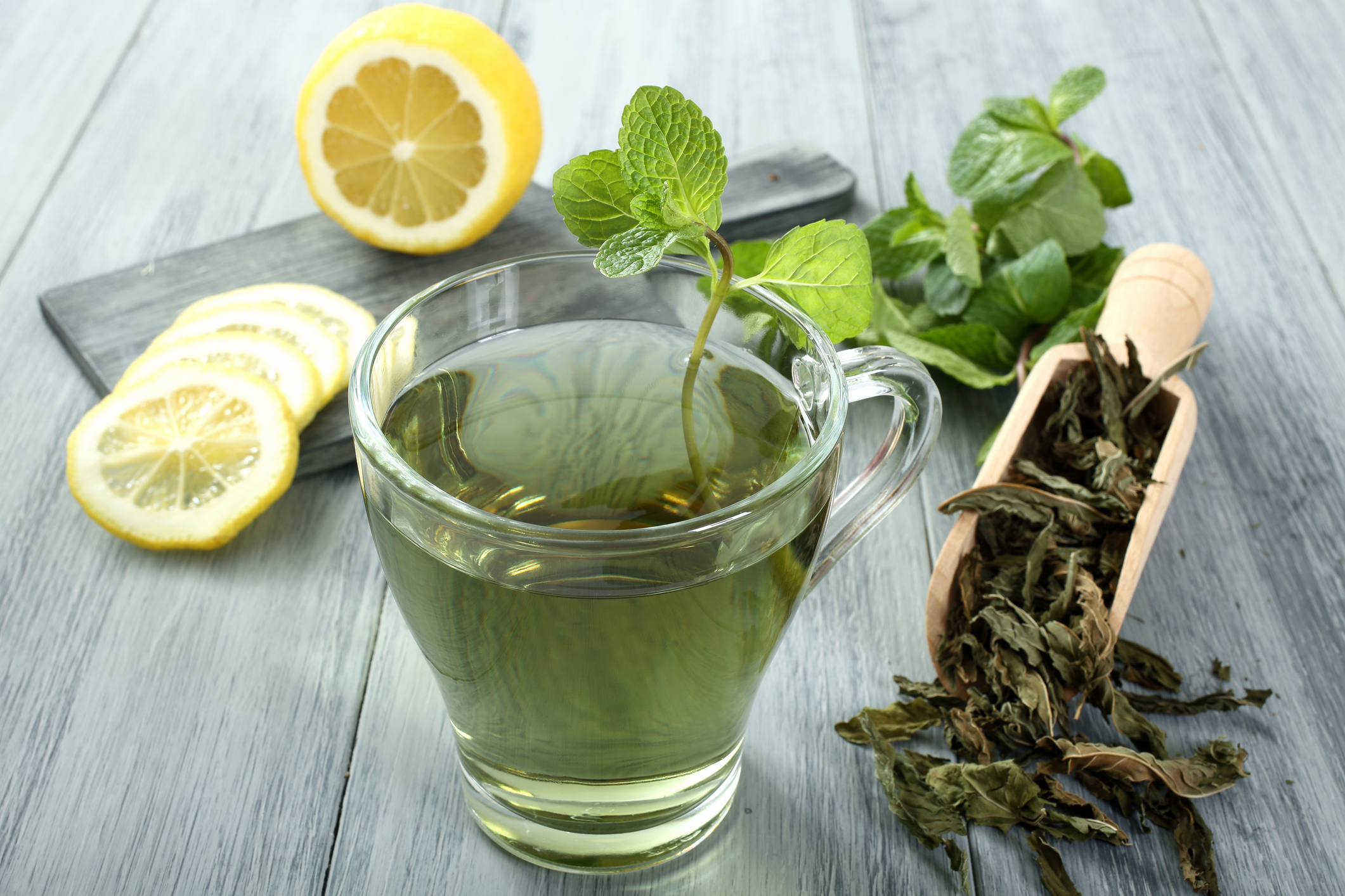 Чай здоровье печени. Зеленый чай лимон и мята. Зеленый чай с лимоном. Зеленый травяной чай. Отвар из трав.